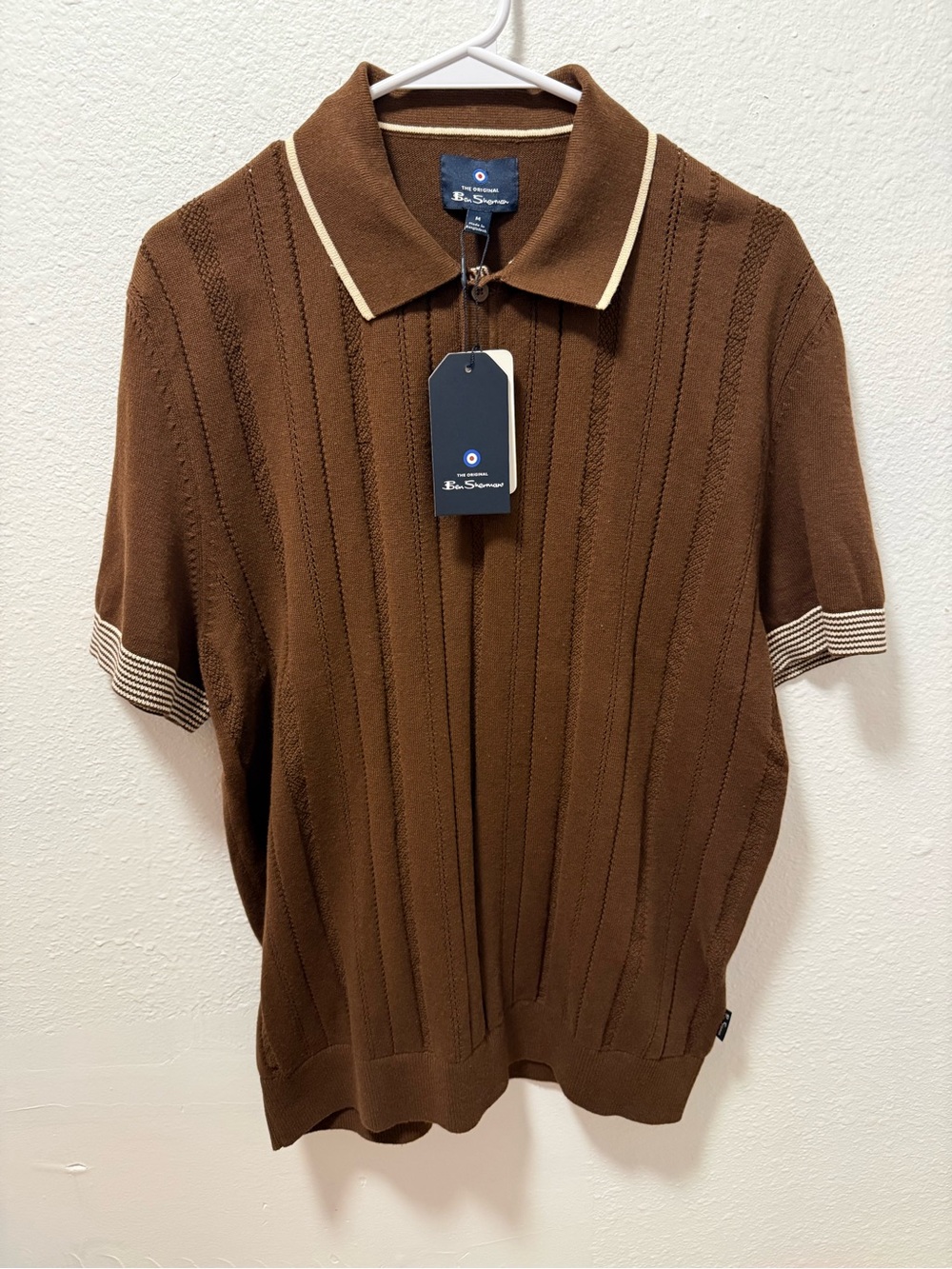 Ben Sherman Brown Short Sleeve Knit Polo with Cream Colored Trim Accent. Medium